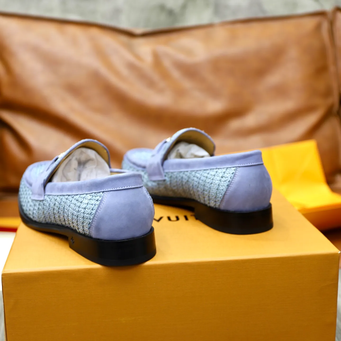 Men's shoes 💰: 💰900LV Louis Vuitton slip-on loafers, top quality products produced in Dongguan, ready for sale! This LV Glove loafer is made of selected soft cowhide, with a slightly wrinkled leather surface and a very high-end texture. Each pair is unique. The leather surface is light and soft, with a fine texture and good luster. It is a classic loafer style, with exquisite handmade mark stitching on the toe, and a square toe configuration to highlight the classic style. The horizontal band has hot-printed LV three-dimensional letters, semi-solid handcrafts and a genuine leather outsole, and a rubber patch on the heel to create wear-resistant performance and comfort. One of the must-have loafers for men! Comes with full original packaging! Code number: 38-39-40-41-42-43-44 (38, 45, 46 customized) standard leather shoe code